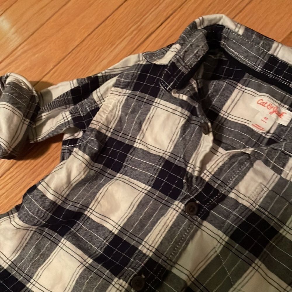 Cat & Jack long sleeved button up 🍁 - Picture 3 of 4